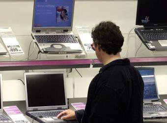 Hombre frente a una tienda de ordenadores