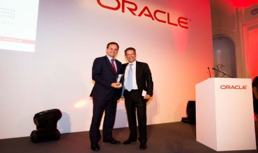 Javier Latasa, recoge el premio de Oracle
