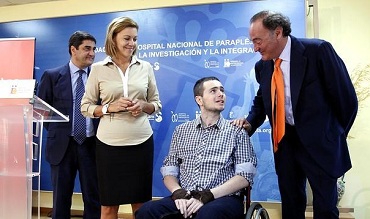 De izquierda a derecha: el consejero de Sanidad, Echániz; la presidenta regional, Cospedal; Álvaro, que estudia ADE y Marketing; y el presidente de Bankinter, Pedro Guerrero