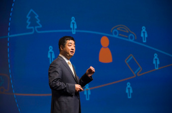 Ken Hu, vicepresidente del Consejo Ejecutivo y CEO rotatorio de Huawei, durante su discurso en el Global Mobile Broadband Forum 2015.