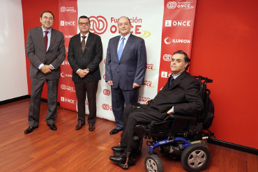 . De iqdza. a dcha., Juan Gascón, director de contenidos digitales e I+D+i de Ametic; José Luis Martínez Donoso, director general de Fundación ONCE; Benigno Lacort, director general de Ametic, y Jesús Hernández, director de Accesibilidad Universal e Innov