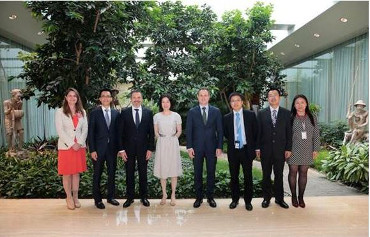 Chen Lifang, vicepresidenta corporativa senior y directora del Comité Ejecutivo de Huawei (en el centro), junto a Miguel Rego, director general de INCIBE (a su izquierda), y Tony Jin Yong, CEO de Huawei España.