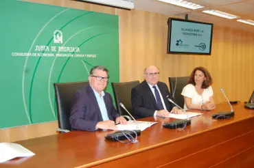 Francisco Javier Moreno Muruve, presidente de Fedeme y Fernando Rodríguez del Estal, presidente de Eticom, en presencia de María José Asensio, Secretaria General de Innovación, Industria y Energía de la Junta de Andalucía.