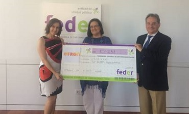 Momento de la entrega por parte de Efron de los fondos obtenidos en la IV Ruta Solidaria a la convocatoria de ayudas a la investigación de la Fundación FEDER
