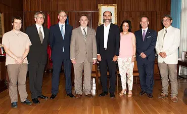 Pie de foto: de izquierda a derecha, Jesús García López, director la Escuela Técnica Superior de Ingeniería de Sistemas Informáticas de la UPM , Guillermo Cisneros, rector de la UPM, y José Luís Sancho Llerín, managing director de Accenture Digital.