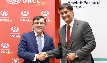 El vicepresidente ejecutivo de Fundación ONCE, Alberto Durán, y el presidente y consejero delegado de Hewlett Packard Enterprise, José María de la Torre, durante la firma del acuerdo