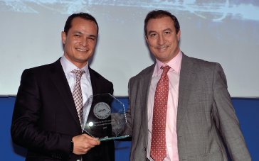 Pep Alfonso Gúzman, de Seat, recogiendo el premio al Proyecto de CPD del año de una empresa privada de 2016. Se lo entregó Marcos Sanz de CommScope.