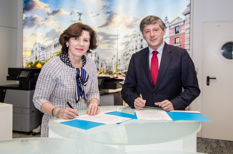 Enrique Sánchez de León, director general de APD, y Helena Herrero, presidente de la Fundación I+E.