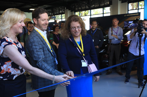 Kathy Winter, Doug Davis y Patti Robb (de izquierda a derecha), de Intel, inauguran oficialmente el Centro para Conducción Autónoma de Sillicon Valley en San Jose, California.
