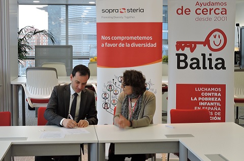 Firma del acuerdo por parte del Director General de Sopra Steria España, Antonio Peñalver Grau, y la Directora General de Fundación Balia por la Infancia, Teresa Rodríguez Hervás