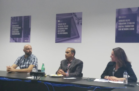 Moisés Navarro, Sanjay Poonen, Chief Operation Officer de VMware; y María José Talavera, en VMworld 2018.