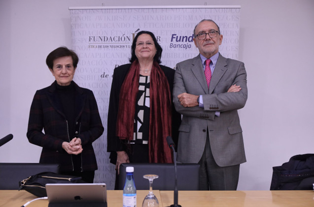 Regina Llopis, en el centro de la imagen