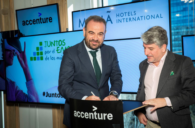 Gabriel Escarrer, vicepresidente ejecutivo y CEO de Meliá Hotels International y Juan Pedro Moreno, presidente de Accenture, firman el acuerdo en el Digital Hub de Madrid.