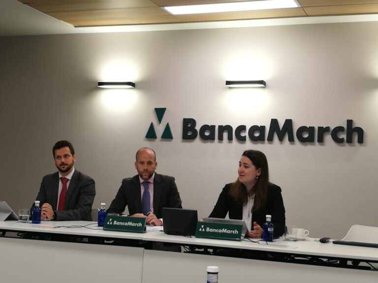 A la derecha, Andreea Niculcea, directora de Transformación Digital de Banca March.