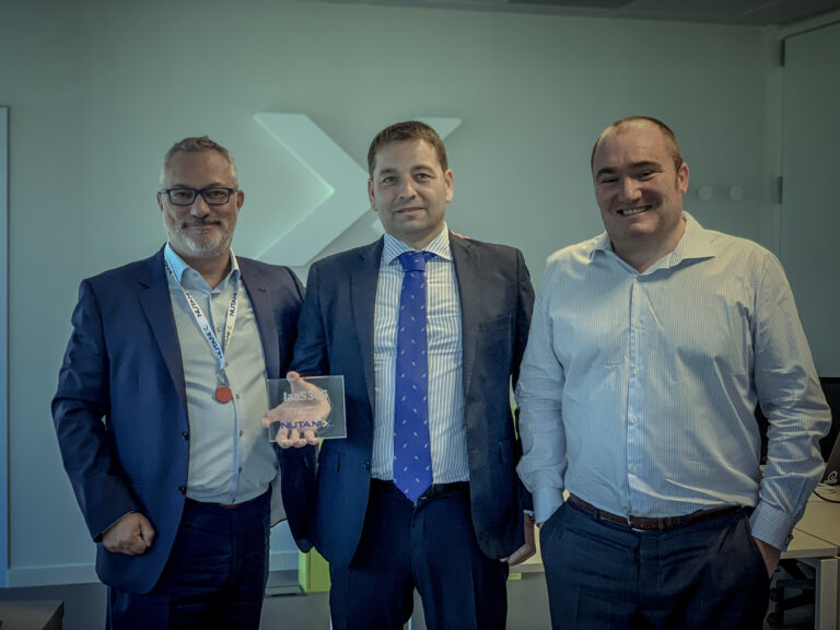 Roberto Sebastián, CEO de Nutanix (en medio), y Iván Menéndez, Country Manager Nutanix España y Portugal (a la derecha).