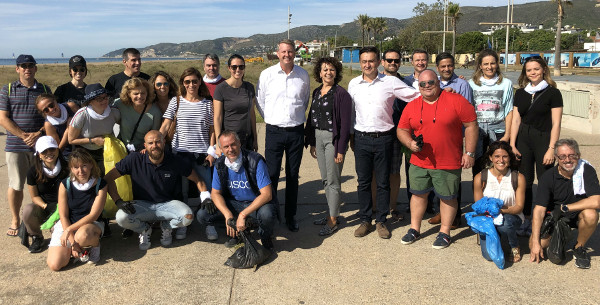 Mark Patterson y Andreu Vilamitjana (en el centro), junto a otros voluntarios de Cisco y de sus partners