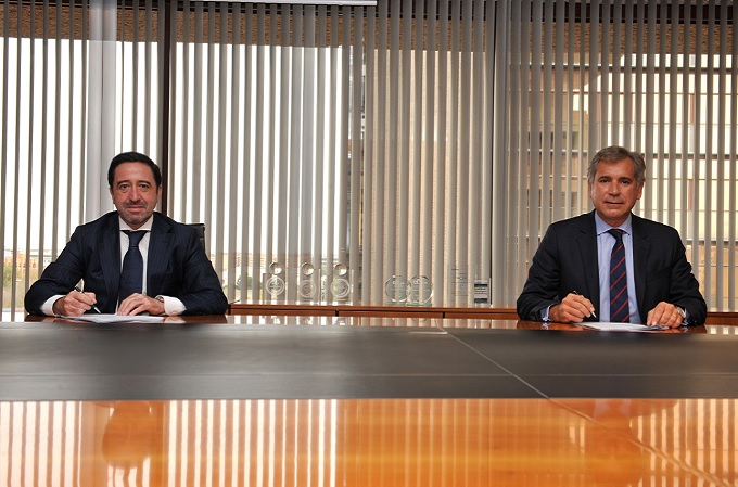 A la izquierda, Alberto del Cid -CEO de Inversis- y a la derecha, Diego López Abellán -managing director de Servicios Financieros de Accenture- durante la firma del acuerdo.