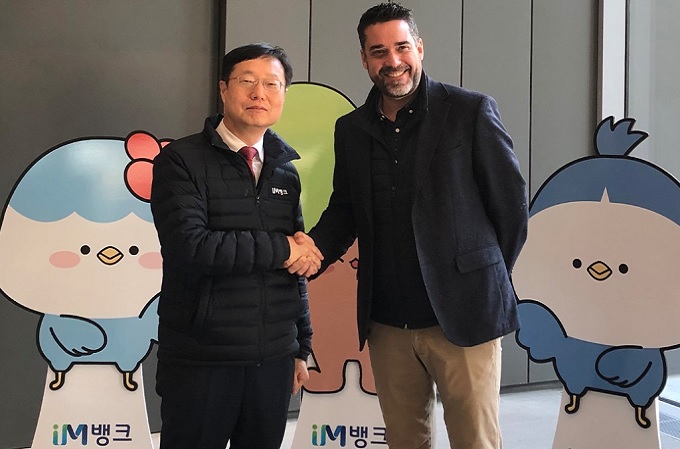 Soong-In Lee, vicepresidente ejecutivo de Daegu Bank, junto a Javier Mira, CEO de FacePhi.