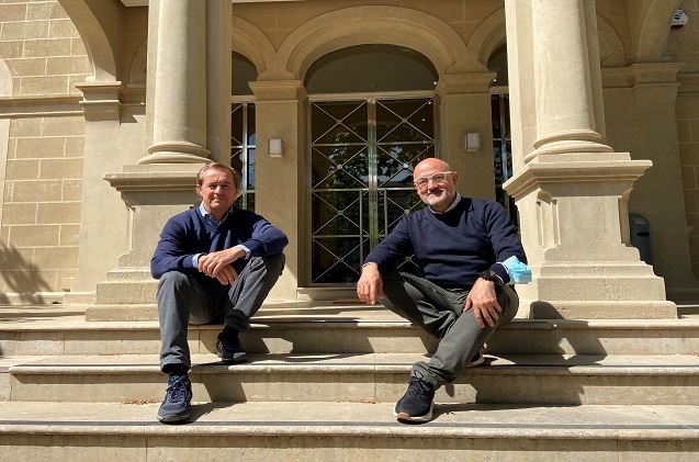 Ricard Castellet, con Gustavo Pérez, director de Operaciones Comerciales en Laboratorios Gebro Pharma (izda de la imagen).