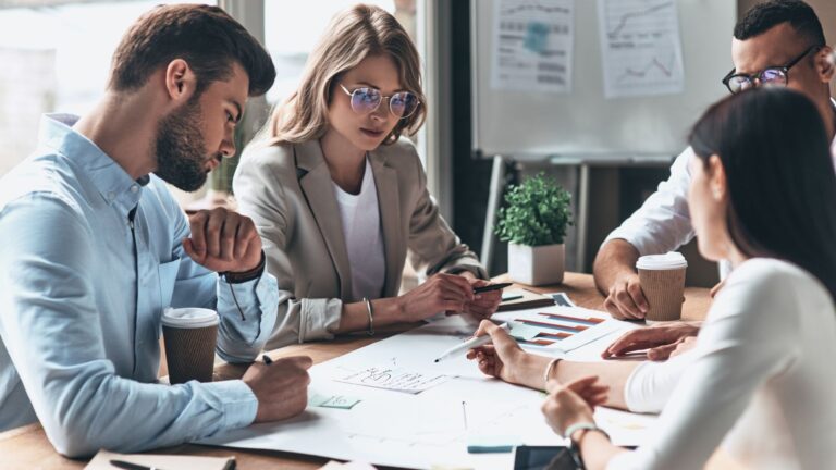 Los profesionales dedican 5 horas semanales a buscar información de personas con las que se reúnen