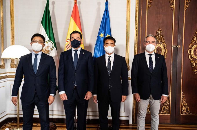 Tony Jin Yong , CEO saliente de Huawei España; Juan Manuel Moreno, presidente de la Junta de Andalucía; Eric Li, CEO entrante de Huawei España; Elías Bendodo, Consejero de Presidencia, Administración Pública e Interior de la Junta de Andalucía.