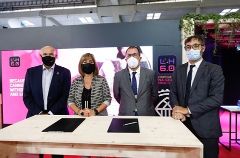 La alcaldesa Núria Marín ha firmado un convenio con Raül Blanco, secretario general de Industria y de la Pequeña y Medaana Empresa del Ministerio de Industria, Comercio y Turismo.