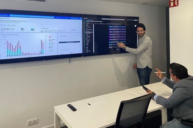 Xavi Pes y Juanjo Pérez, de Wise Security Global, toman decisiones desde su CSOC de Barcelona.