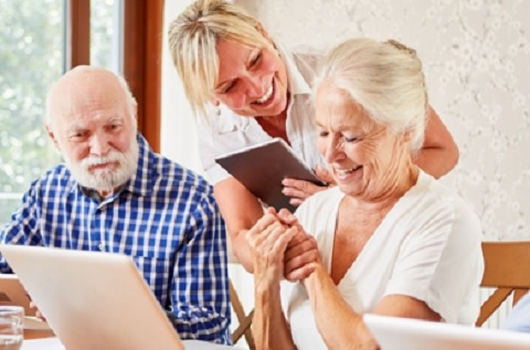 Un Centro de Mayores virtual trae actividades y oportunidades para las personas mayores en la Comarca de Sierra Norte