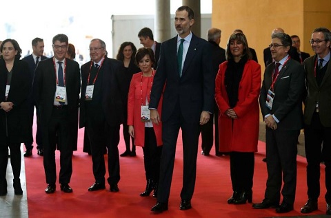 El Rey Felipe VI durante el MWC junto a Santamaría, Colau, Enric Millo y el ministro Álvaro Nadal. (Efe) 