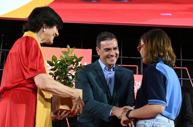 El presidente del Gobierno, Pedro Sánchez, durante la entrega de los premios a una emprendedora. | Foto: Pool Moncloa/Borja Puig de la Bellacasa