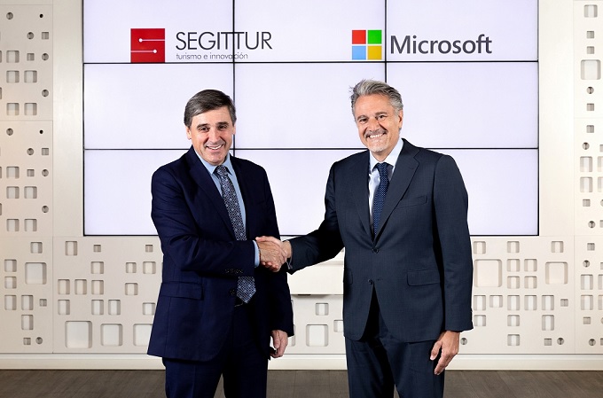 El presidente de SEGITTUR, Enrique Martínez Marín, y el presidente de Microsoft España, Alberto Granados.