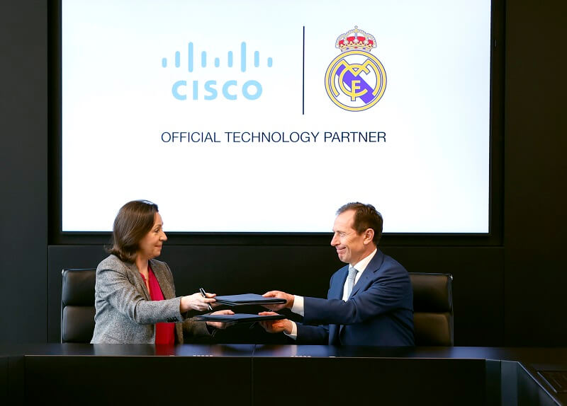 Wendy Mars y Emilio Butragueño, durante la firma del acuerdo.