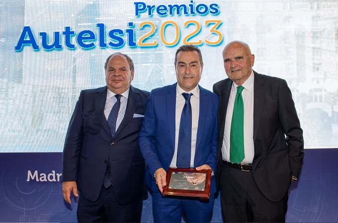 Santiago Polo, Director Zona Centro y Grandes Cuentas de SEIDOR y Miembro de la Junta Directiva de AUTELSI, y Leandro Pérez Manzanera, Presidente de Autelsi, entregan el premio a Ambrosio Rodríguez, Director de Computing.