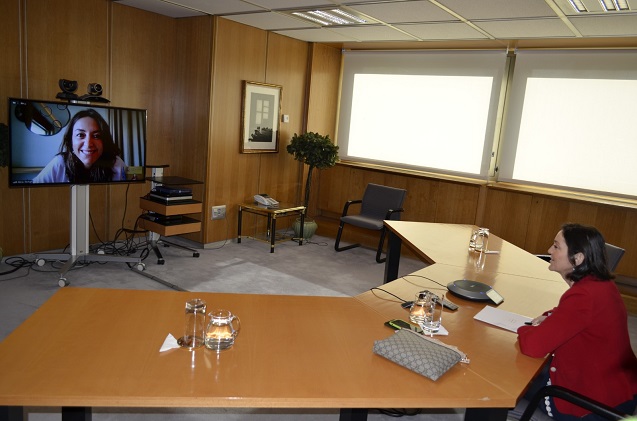 La ministra Reyes Maroto con Alicia Richart, directora general de DigitalES, vía streaming.